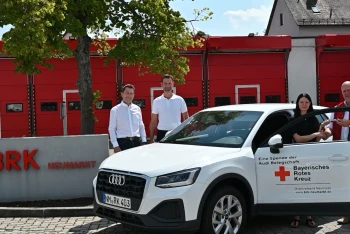 Audi-Weihnachtsspende unterstützt ambulante Pflege des BRK-Neumarkt mit neuem Fahrzeug