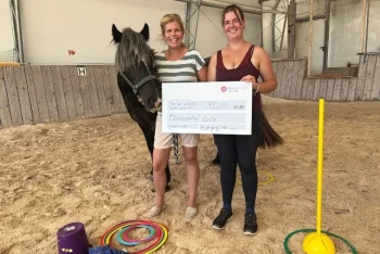 Abiturientinnen mit Herz - Maria-Ward-Gymnasium Nürnberg spendet 300 Euro an Therapiehof Leila