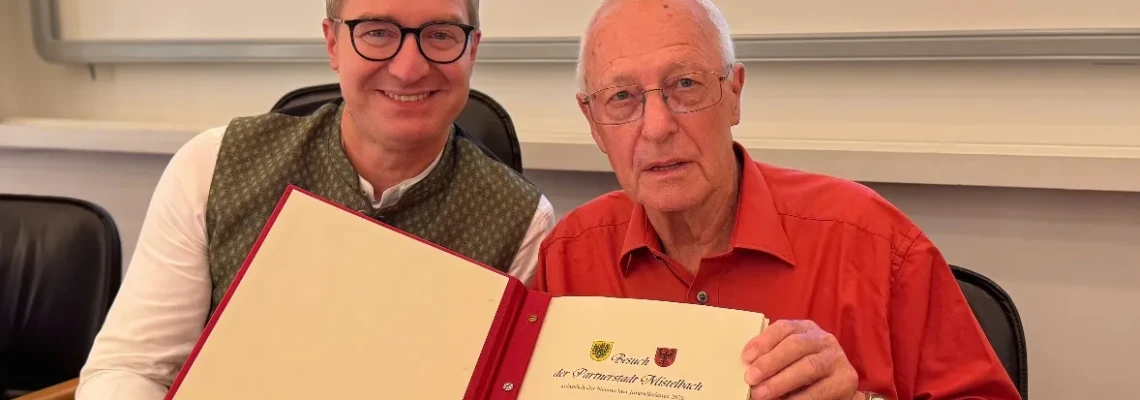 Ein starkes Zeichen gelebter Freundschaft: Fritz Meixner trägt sich in das Goldene Buch ein