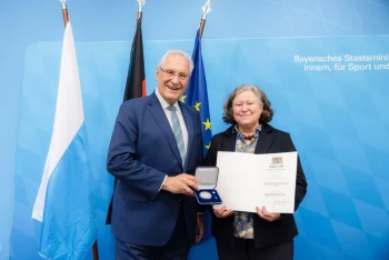 Hohe Auszeichnung für Gertrud Heßlinger