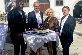 Neumarkter Wochenmarkt: Jubiläum wurde mit Torte, Blumen und vielen Begegnungen gefeiert!