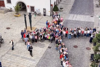 Auftakt für die Katholische Stadtkirche Neumarkt: 150 Personen bilden Kreuz auf dem Rathausplatz